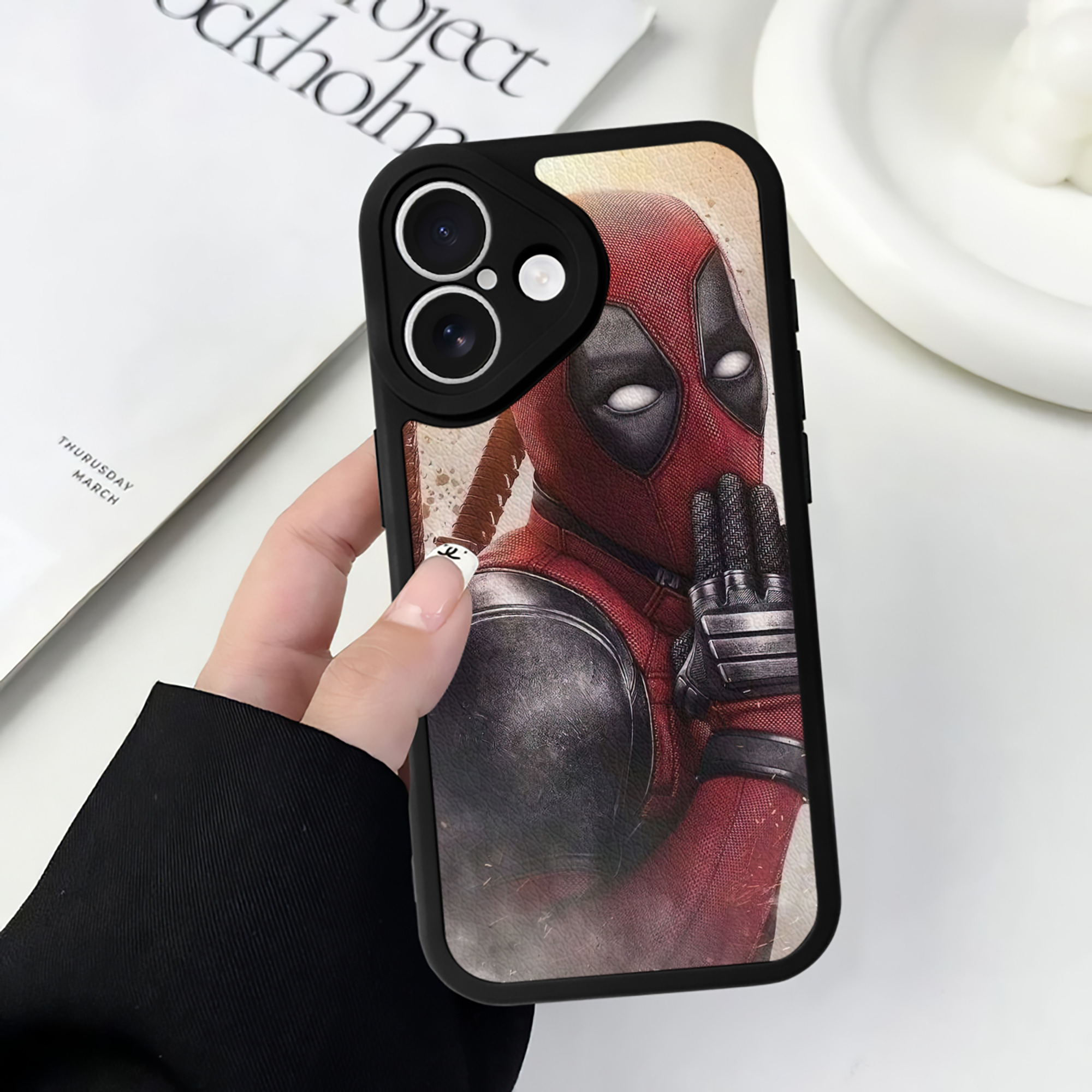 （画像用） Deadpool デッドプール 【iPhone 16シリーズ対応】シリコンスマホケース（レザー調） 材質：シリコン